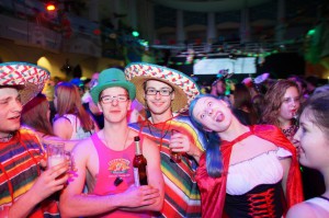 2016GrTvFasching00677